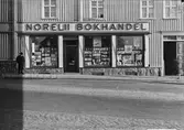 Norelii bokhandel vid Sotra Torget i kvarteret Kronan. 
Tidigare ägare till bokhandeln har varit: 
1848 folkskolelärare J.A. Öhman
1854 rådman C.A. Norinder
1863 adjunkt Anders Norelius (som 1 april 1883 antog dottern Anna Constantia Norelius som delägare) 
26 oktober 1883 över tog Anna Constantia Norelius hela ägarskapet
1 juli 1924 O.E. Johansson
1 juli 1954 Hilding Esborn och döpte då om den till Esborns bokhandel 
3 november 1975 Ulf Rapp