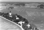 Flygfoto över Fellingsbro.Fellingsbro kyrka, bostadshus.