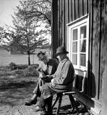 Bostadshus, två män utanför huset.
C.O. Hall.
5 oktober 1943.
