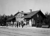 Kumla järnvägsstation.
(Reproduktion efter en äldre bild av Bernhard Hakelier).