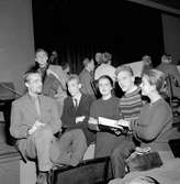Teatersällskap spelar för Ungern.
November 1956.