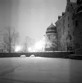 Örebro slott i kvällsbelysning.
November 1956.
