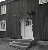 Detalj av husfasad och entré på en gård i Kalmar län.