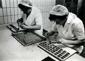Till höger: Margit Hedin. Till Vänster: Hildegard Standtke. Tagen när det var en mer hantverksmässig produktion av godis på chokladfabriken.