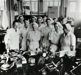 Pralinmästare Tschopp (med reservation för stavning) från Schweiz till vänster på bilden med personal och den berömda Lindt-chokladen.