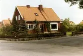 Bostadshus med tegelfasad och sadeltak på Norra vägen 82. Ägaren hette Jarkman och byggmästare var Bertil Danielsson.