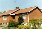 Bostadshus i tegel och sadeltak på Kalmarsundsparken 31. Byggmästaren var Bertil Danielsson.