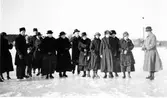 Lärare och lärarinnor från Centralskolan (idag Lendahlsskolan) på sjön Gerdsken under vintertid.