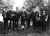 Karlsviks hornmusikkår troligen bildad omkring 1910 - nedlagd ca 10 år senare. Kortet taget i Fränsta där orkestern medverkade vid en festföreställning. Musikerna från vänster Olof Ullmark, Ansgarius Molund, Lindeman, Ivar Molund, Fritz Östman, Teodor Molund och Karl Vesterlund. Det var vanligt att sågverken stod för instrumenten.