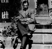 EN YNGLING PÅ FONTÄNKANTEN PÅ TORGET I SKÖVDE