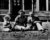 FAR OCH MOR MED TVÅ BARN