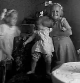 TRE BARN SOM LEKER I ETT RUM