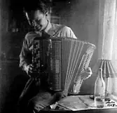 EN MAN SOM SPELAR DRAGSPEL


Tillv.tid: 1945
Övriga nr: