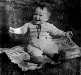 ETT LITET BARN SITTER PÅ EN FILT


Tillv.tid: 
Övriga nr: 
Repro nr: 
Registrator: HABDATA

RealNr: 855     Motiv_spec: BARN

Proviens
Kod: 10
Yrke: Namn: KARLSSON ANDERS
Land: 
Län: 16
Kommun: 
Stad: GÖTLUNDA
By: 
Gård: 
Fastighet: HAGEN
Adress: 


Proviens
Kod: 81
Yrke: Namn: SKÖVDE MUSEUM
Land: 
Län: 16
Kommun: 
Stad: SKÖVDE
By: 
Gård: 
Fastighet: 
Adress: