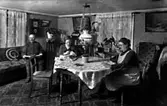 Torpet Vedbladstorp under Årnäs.
Familjen Holmberg samlad i finrummet.