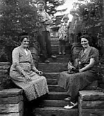 TVÅ KVINNOR EN MAN OCH TVÅ BARN VID EN STENTRAPPA