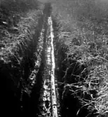 ETT GRÄVT DIKE MED ETT ANTAL LAGDA RÖR I BOTTEN