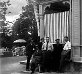 FLERA PERSONER PÅ EN UTESERVERING