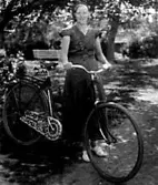 EN KVINNA MED EN CYKEL.


Tillv.tid: 1934
Övriga nr: