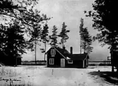 ETT VINKELBYGGT HUS.


Tillv.tid: 1936
Övriga nr: