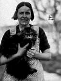 EN KVINNA SOM STÅR OCH HÅLLER EN KATT I FAMNEN


Tillv.tid: 1940
Övriga nr: 47
Repro nr: 
Registrator: TR

RealNr: 885     Motiv_spec: KVINNA

Proviens
Kod: 10
Yrke: FOTOGRAFNamn: KARLSSON ANDERS
Land: 
Län: 16
Kommun: 
Stad: GÖTLUNDA
By: 
Gård: 
Fastighet: HAGEN
Adress: 


Proviens
Kod: 81
Yrke: Namn: SKÖVDE MUSEUM
Land: 
Län: 16
Kommun: 
Stad: SKÖVDE
By: 
Gård: 
Fastighet: 
Adress: