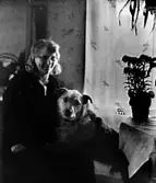 EN KVINNA MED SIN HUND


Tillv.tid: 1938
Övriga nr: