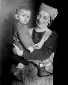 EN MOR MED SITT BARN.