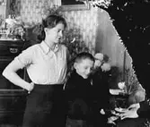 MOR OCH SON I ETT RUM