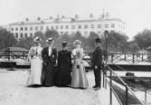 Vänersborg, gruppbild. I bakgrunden syns residenset, svängbron och sköljflottens tak.