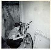 Sylve Wall lagar en cykel.
