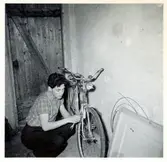 Sylve Wall lagar en cykel.