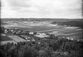 Vy över Kållered, 1930 - 1950-tal. Den vita byggnaden i mitten är servicebutiken på Gamla Riksvägen 48A i Kållered.