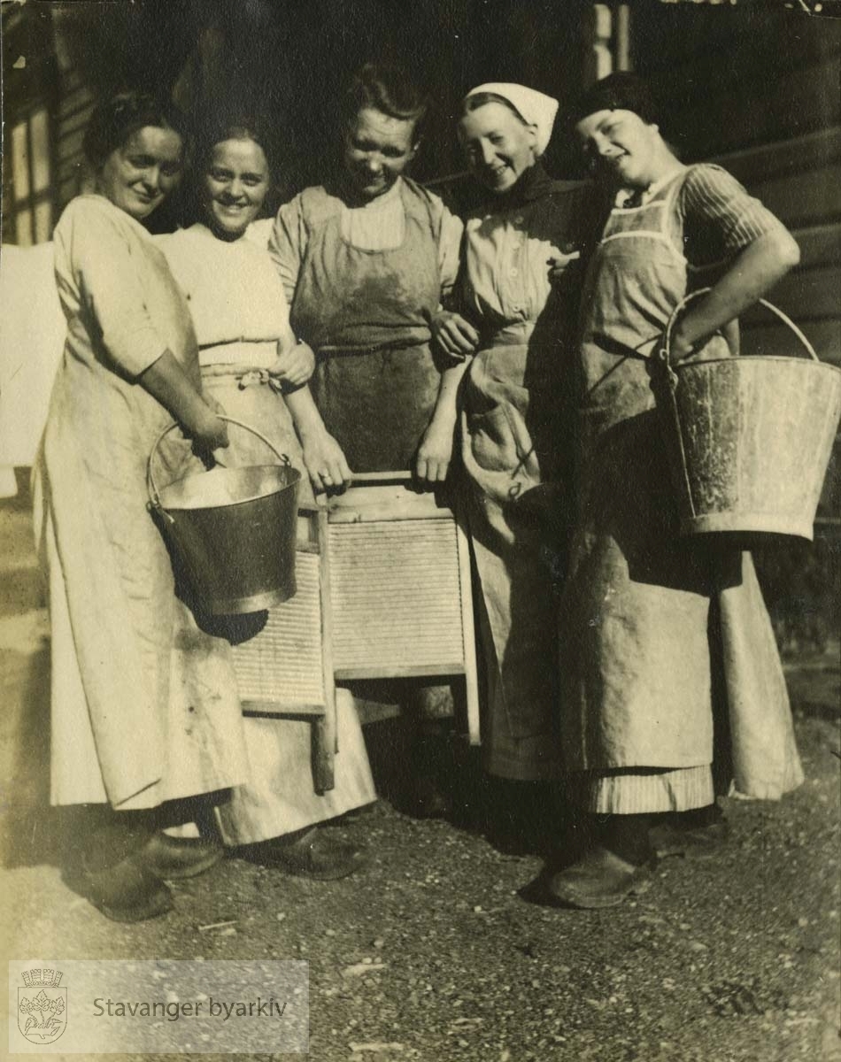 Tjenestejenter foran klesvask (Foto/Photo)