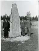 Badelunda sn, Anundshögsområdet, Långby.
Tre män vid runsten.