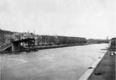 Översvämningen våren 1919. Endast fästena av gångbron (kallad Kamelryggen och Puckelbron) över Selångersån står kvar. Bron som låg i Norrlandsgatans förlängning raserades helt och återuppbyggdes inte. Den ersattes med den så kallade Puckelbron i Malmskillnadsgatans förlängning.