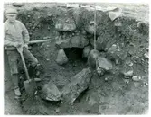 Badelunda sn, Tibble.
Utgrävning, fornlämning. 1922.