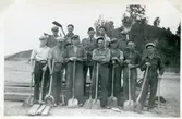 Badelunda sn, Anundshögsområdet, Långby.
Arbetslag vid restaurering av skeppssättning.