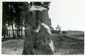 Badelunda sn, Anundshögsområdet, Långby.
Sten i skeppssättning.