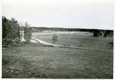 Badelunda sn, Anundshögsområdet, Långby.
Utsikt mot vägen.