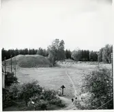 Badelunda sn, Anundshögsområdet, Långby.
Anundshögsområdet taget uppifrån byggnad, med Anundshögen till vänster.