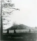 Badelunda sn, Anundshögsområdet, Långby.
Anundshögen från norr, med skeppssättning i förgrunden.