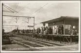 Väntande resande på Saltsjö-Järla station.
