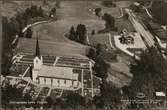 Flygfoto över Skillingmark kyrka och järnvägsstation.