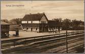 Vy på stationsområde och bangård.