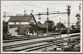 Vy på bangård och stationsområde.