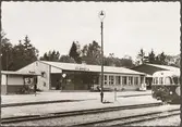 Stationsområde med stationshus och Pressbyrån kiosk.