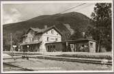 Åre. Järnvägsstationen med Mörvikshummeln och slalombanan.