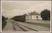 Blekinge Kustbanor, BKB lok 10.

Vy på stationsområde och bangård med tåg.