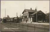 Stationsområdet i Kattarp, med Statens Järnvägar, SJ E 1194, på spåret.