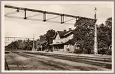 Stationsområde med vy på stationshus och del av bangård.